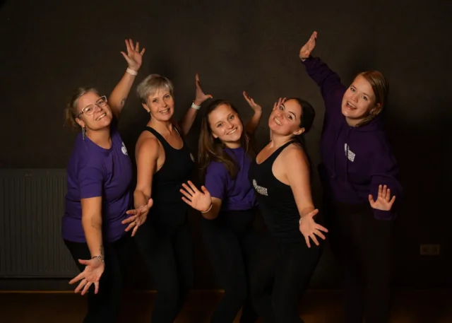 Team van dans- en sportinstructeurs poseren voor de foto