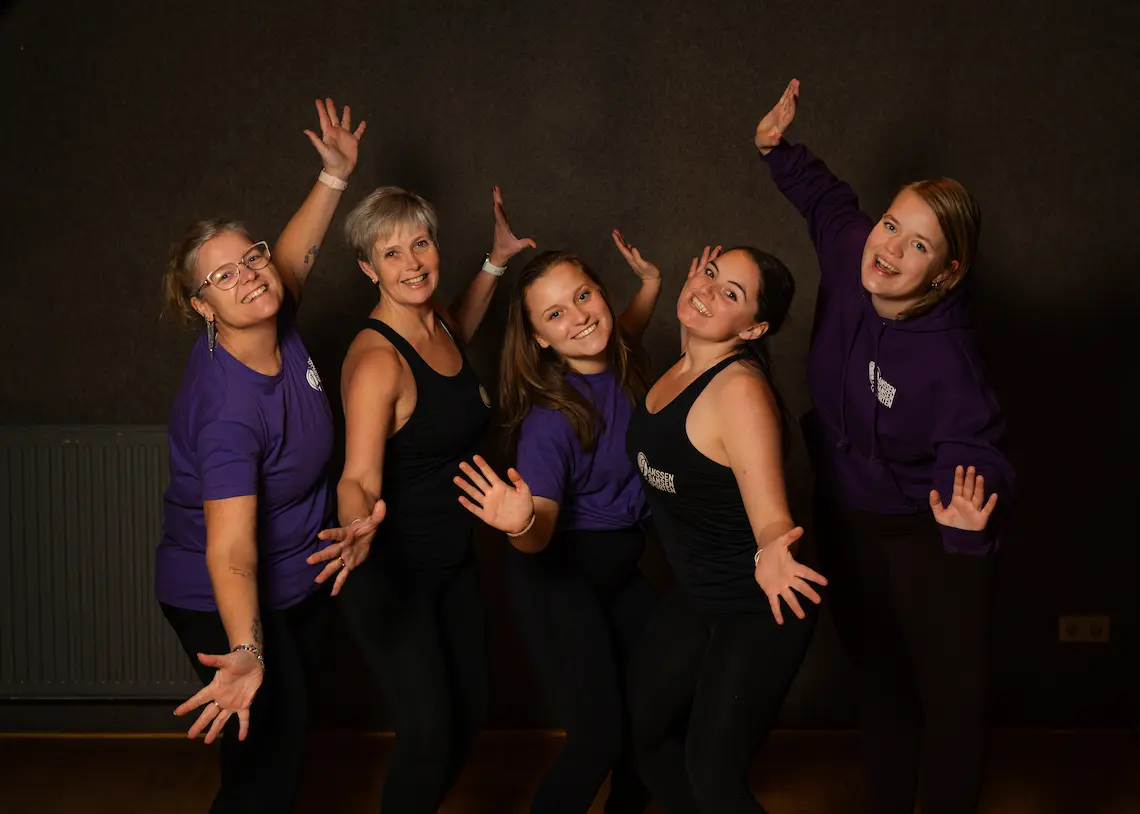 Team van dans- en sportinstructeurs poseren voor de foto